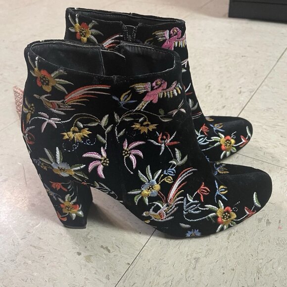 LULUS Quetzal‎ Black Velvet Embroidered Ankle Booties Bohemian Festival Boot - Picture 1 of 15